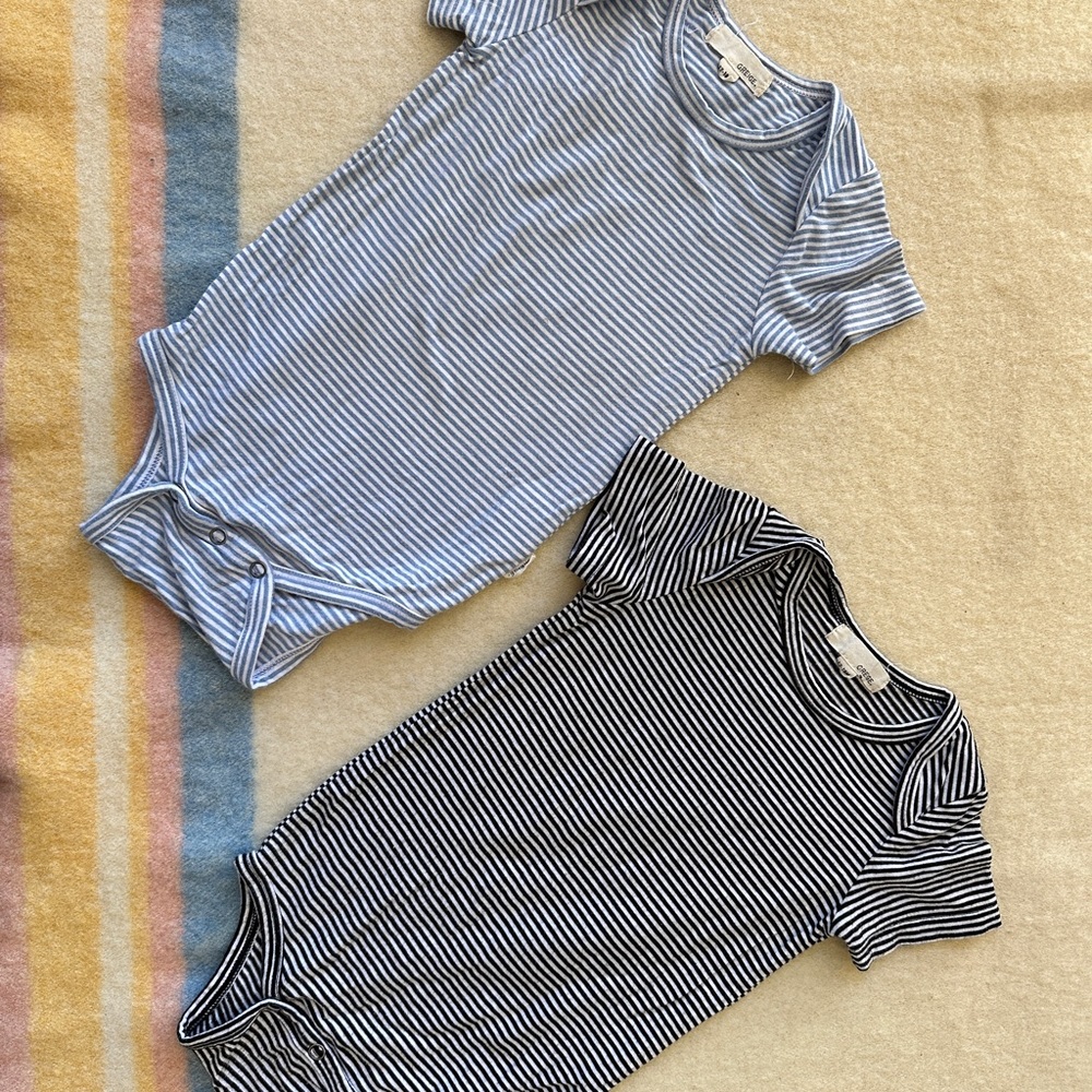 Greige onesies - 2 pack - blue and black 12-18 m